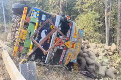 धान परिवहन करते ट्रक हुआ दुर्घटनाग्रस्त, चालक की बाल – बाल बची जान...