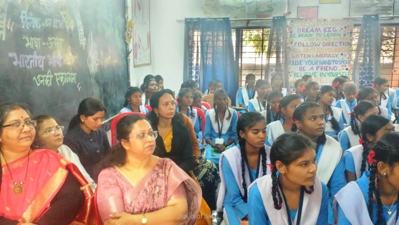 हिंदी की सहजता में है अपनापन : डॉ. शर्मा  जुनवानी में भाषा महोत्सव के आयोजन में जुटे विद्वतजन...