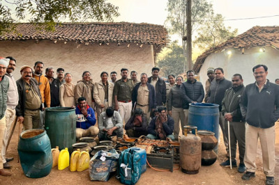 आबकारी विभाग दुर्ग की अवैध शराब निर्माण एवं विक्रय पर बड़ी कार्यवाही देशी, विदेशी एवं कच्ची शराब की कुल 88 लीटर मदिरा एवं 500 किग्रा लाहन जप्त
