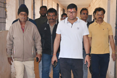 जोन आयुक्त के साथ मतदान केन्द्रो का निरीक्षण करने पहुंचे-आयुक्त।