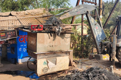 गौरव स्थल के सामने अतिक्रमण कर ठेला पसरा लगा देख हटाने के दिये निर्देश...