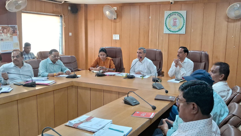 कलेक्टर कि अध्यक्षता मे समय सीमा कि बैठक संपन्न  नगरीय निकाय एवं पंचायत चुनाव मे लापरवाही बरतने वालों पर होगी शख्त कार्यवाही कलेक्टर