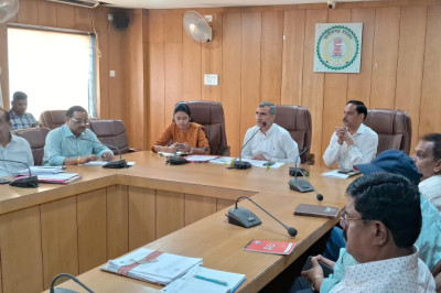 कलेक्टर कि अध्यक्षता मे समय सीमा कि बैठक संपन्न  नगरीय निकाय एवं पंचायत चुनाव मे लापरवाही बरतने वालों पर होगी शख्त कार्यवाही कलेक्टर