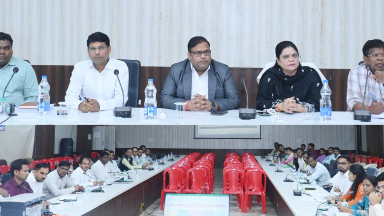 कलेक्टर, प्रेक्षक तथा राजनीतिक दलों के प्रतिनिधियों की उपस्थिति में ईवीएम मशीनों का किया गया रेंडमाईजेशन