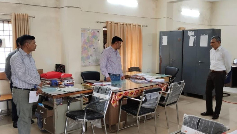 कलेक्टर रणबीर शर्मा का औचक निरीक्षण, समय पर नहीं आने वाले कर्मचारियों पर सख्त कार्रवाई के निर्देश