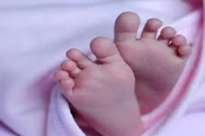 बाथरूम में कुंवारी युवती ने जन्म दिया बच्चे को , खिड़की से फेंका मासूम को...