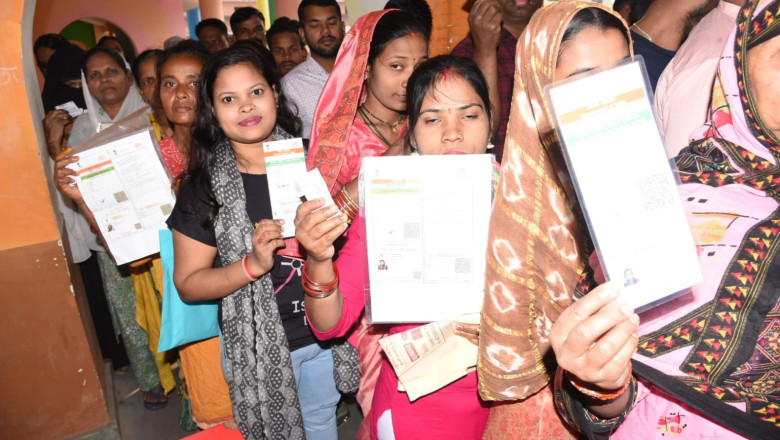 लाईन में खड़े होकर अपनी बारी का इंतजार करते सभी वर्गो में दिखा चुनाव का उत्साह