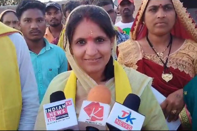 जिला पंचायत पद की उम्मीदवार कविता रवि अग्रवाल अपने समर्थकों के साथ चुनावी प्रचार करते हुए जन समर्थन जुटती हुई नजर आई