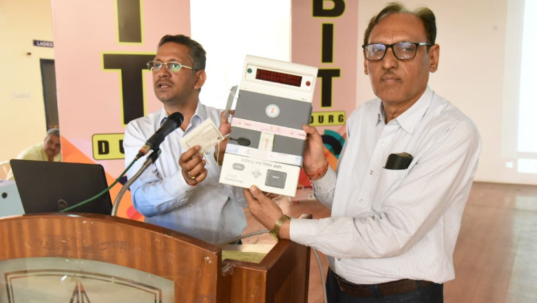 एक गणना टेबल में वार्ड के सभी मतदान केन्द्रों के मतों की होगी गणना  नगरीय निकाय निर्वाचन 2025 के अंतर्गत गणना पर्यवेक्षक को मतगणना के लिए दिया गया प्रशिक्षण