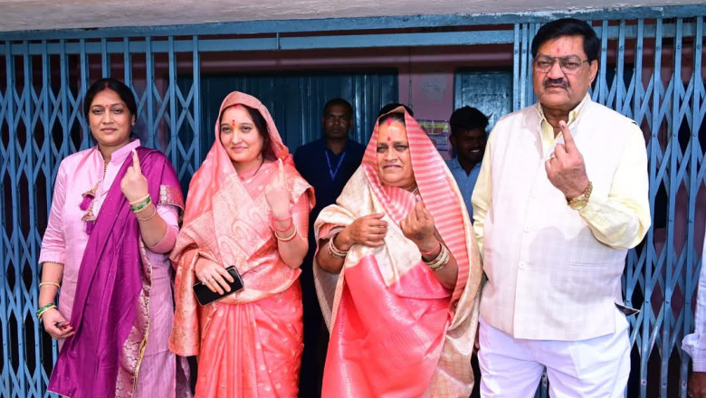 खाद्य मंत्री दयाल दास ने अपने गृह ग्राम कुरा में किये मताधिकार का प्रयोग**सपरिवार पहुंचे मतदान केंद्र, लोकतंत्र में आस्था का किया प्रदर्शन...