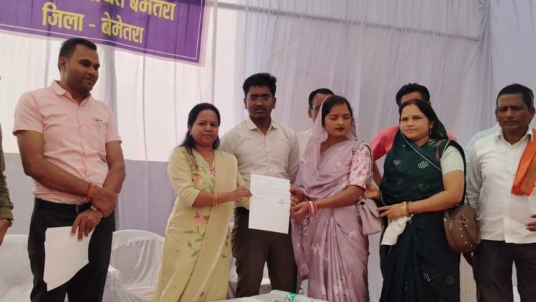 कलेक्टर सुश्री चौधरी ने मतदान दल वाहन को हरी झंडी दिखा कर किया रवाना जिले के पाटन जनपद के 294 मतदान केन्द्र में 20 फरवरी को मतदान