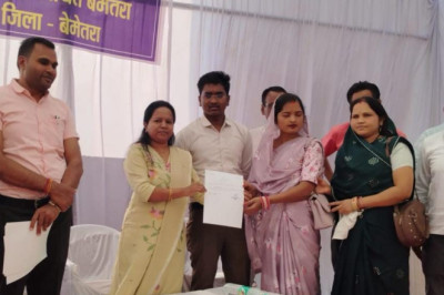 कलेक्टर सुश्री चौधरी ने मतदान दल वाहन को हरी झंडी दिखा कर किया रवाना जिले के पाटन जनपद के 294 मतदान केन्द्र में 20 फरवरी को मतदान