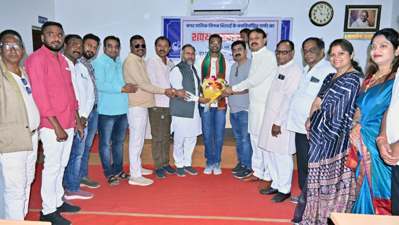 जिला कलेक्टर द्वारा उपचुनाव में नवनिर्वाचित पार्षद को शपथ दिलाई गई।