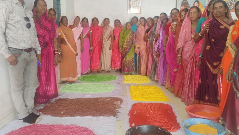पलास फूलों को संग्रहित कर रंग गुलाल बनाने में इन दिनों माँ बम्लेश्वरी से जुड़ी हरियाली बहिनी के लगातार प्रयास से आधा दर्जनों से अधिक गांव में रंग गुलाल बनाई जा रही है...