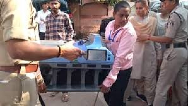 पूर्व मुख्यमंत्री भूपेश बघेल के घर बड़ी मात्रा में मिले नोट , गिनने के लिए लाई गई मशीन…