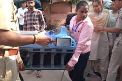 पूर्व मुख्यमंत्री भूपेश बघेल के घर बड़ी मात्रा में मिले नोट , गिनने के लिए लाई गई मशीन…