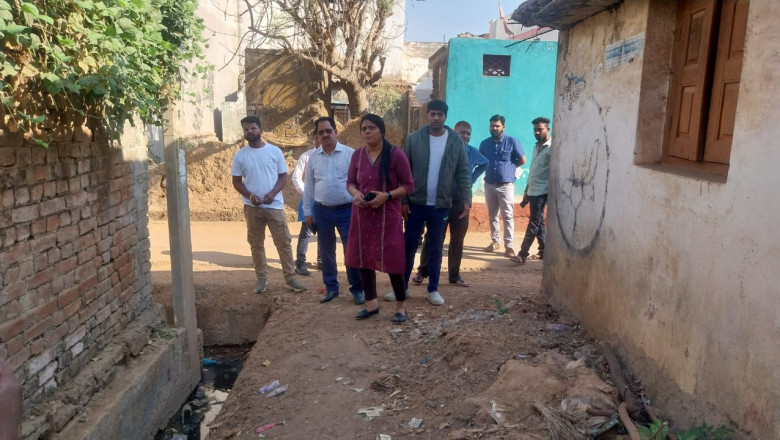 हाट में गंदगी देख भड़की आयुक्त  निगम आयुक्त निरीक्षण के दौरान डुण्डेरा में लगने वाले साप्ताहिक बाजार स्थल पहुंची