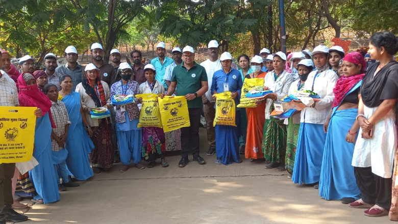 सुरक्षा की दृष्टि से 9 एस.एल.आर.एम. सेंटर के 405 स्वच्छता दीदीयों को स्वच्छता किट वितरित किया गया।