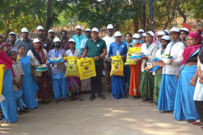 सुरक्षा की दृष्टि से 9 एस.एल.आर.एम. सेंटर के 405 स्वच्छता दीदीयों को स्वच्छता किट वितरित किया गया।