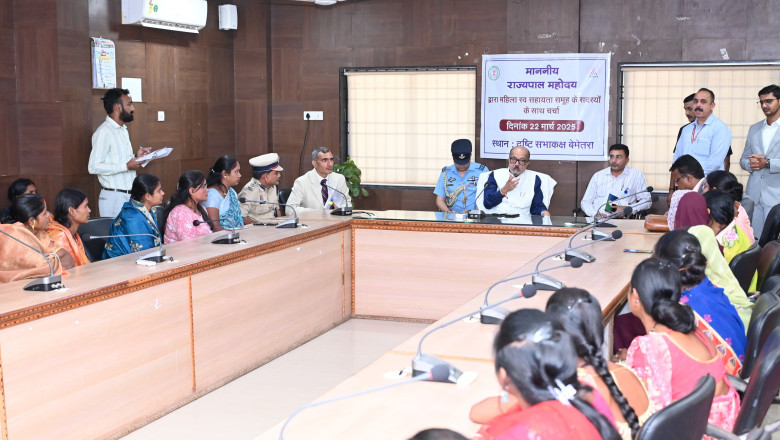 राज्यपाल रमेन डेका ने स्वसहायता समूह की महिलाओं से मुलाकात की और उनकी आर्थिक गतिविधियों की सराहना की