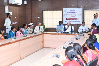 राज्यपाल रमेन डेका ने स्वसहायता समूह की महिलाओं से मुलाकात की और उनकी आर्थिक गतिविधियों की सराहना की