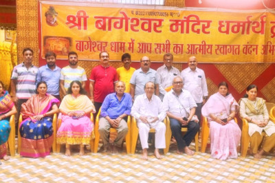 संस्कारधानी की महत्ता के अनुरूप की जायेगी पदयात्री सेवा बागेश्वरधाम में माँ बम्लेश्वरी पदयात्री सेवा हेतु हुई बैठक