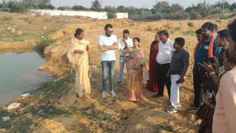 ठगड़ा बांध का पानी बाहर खाली करवाने की शिकायत पर स्थल निरीक्षण करने पहुंची महापौर