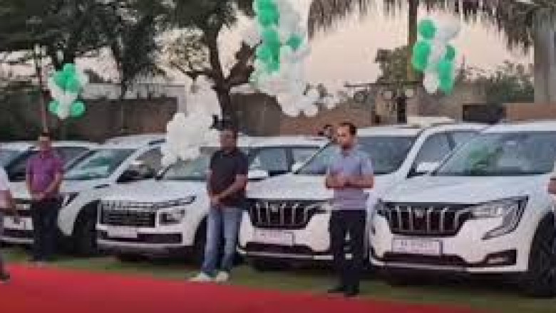 गिफ्ट में दे दी लग्जरी कारें,वाह कंपनी हो तो ऐसी! कर्मचार‍ियों पर हुई मेहरबान...