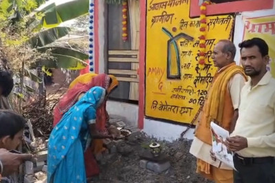 सरोजनी के सपनों का घर झोपड़ी से मजबूत घर तक  विधि विधान पूजा-अर्चना  के साथ प्रधानमंत्री आवास में गृह प्रवेश किया