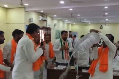 नगर निगम में बजट पेश करने के दौरान हुआ बवाल….
