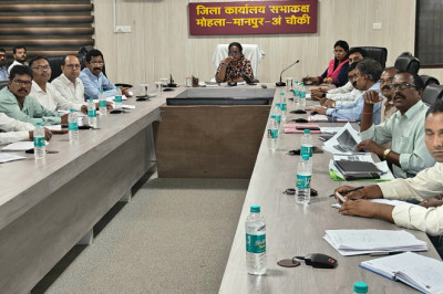 कलेक्टर ने मोहला एवं अंबागढ़ चौकी विकासखण्ड के विभिन्न विकास कार्यों का किया निरीक्षण...
