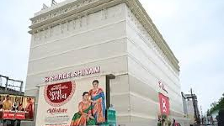 30 लाख रूपये किया पार,श्री शिवम् शोरूम में घुसकर गल्ले से...