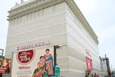 30 लाख रूपये किया पार,श्री शिवम् शोरूम में घुसकर गल्ले से...