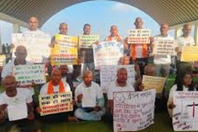 छत्तीसगढ़ में B.Ed सहायक शिक्षक नौकरी बचाने के लिए क्या-क्या कर रहे हैं जतन...