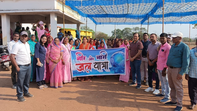 जल संरक्षण के लिए प्रशासन और ग्रामीणों ने किया श्रमदान और निकली नीर और नारी जल यात्रा
