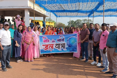 जल संरक्षण के लिए प्रशासन और ग्रामीणों ने किया श्रमदान और निकली नीर और नारी जल यात्रा