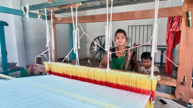 हथकरघा से बदली कौडूटोला की महिलाओं ने अपनी जीवनशैली, आत्मनिर्भरता की मिसाल बनी दंतेश्वरी महिला बुनकर सहकारी समिति...