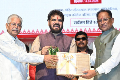 मुख्यमंत्री साय छत्तीसगढ़ खादी तथा ग्रामोद्योग बोर्ड के नवनियुक्त अध्यक्ष राकेश पांडेय के पदभार ग्रहण कार्यक्रम में हुए शामिल...