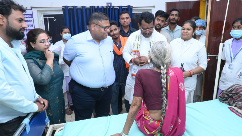 भर्ती मरीजों एवं परिजनों से चर्चा कर चिकित्सालय में उपलब्ध स्वास्थ्य सुविधाओं की ली जानकारी...