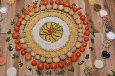 पौष्टिक आहार के प्रति जागरूकता प्रदर्शित करने के लिए खाद्यान्न से बनाई गई सुंदर रंगोली...
