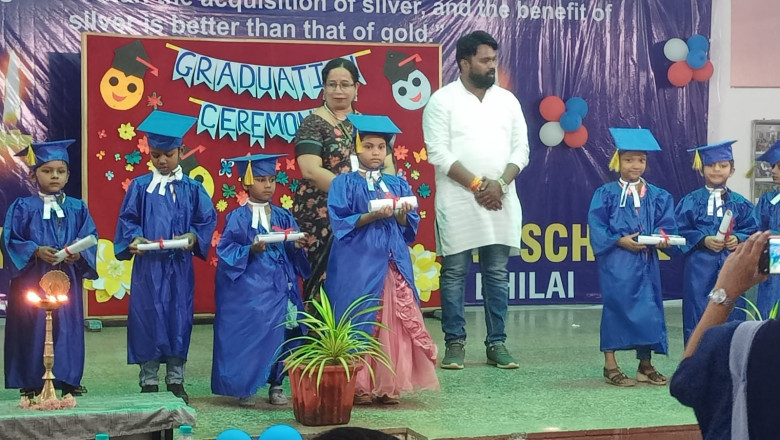 भिलाई के  सेंट थॉमस स्कूल, रिसाली में ग्रेजुएशन डे का आयोजन स्कूल की कक्षा पहली से पाँचवी तक के छात्र छात्राओं ने सांस्कृतिक कार्यक्रम की भव्य प्रस्तुति दी