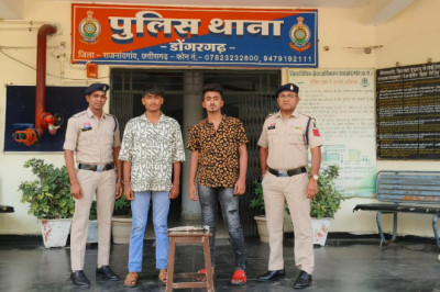 चाकू के मुठ से सिर में मारकर चोंट पहूंचाने वाले दो आरोपी गिरफ्तार