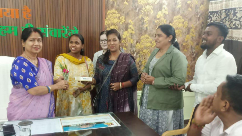 वार्ड 54 स्थित प्रधानमंत्री आवास रहवासियों की मांग हुई पूरी,महापौर के निर्देश पर दो दिन में नया पाइप लाइन जोड़कर दिया गया कलेक्शन आवास की महिलाएं निगम कार्यालय पहुंचकर महापौर किया आभार...