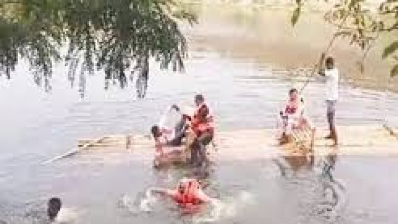 बीजेपी नेता और गनमैन नदी में डूबते-डूबते बचे...