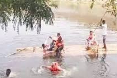बीजेपी नेता और गनमैन नदी में डूबते-डूबते बचे...