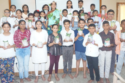 प्रजापिता ब्रह्माकुमारी ईश्वरीय विश्व विद्यालय द्वारा बच्चों को पौधों का वितरण, पर्यावरण जागरूकता का सुंदर संदेश....