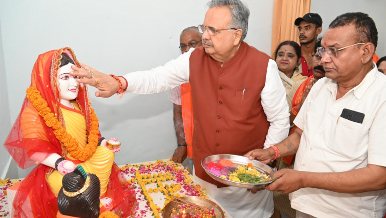 विधानसभा अध्यक्ष डॉ. रमन सिंह ने ग्राम धीरी में भक्त मां कर्मा जयंती महोत्सव एवं मूर्ति स्थापना कार्यक्रम में शामिल हुए....
