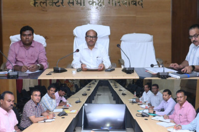 कलेक्टर उइके ने ग्रीष्मकालीन अवकाश में समर कैम्प आयोजन कराने के संबंध में शिक्षा विभाग के अधिकारियों की ली बैठक