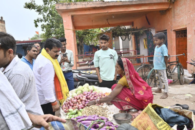 गृहमंत्री विजय शर्मा आम नागरिक की तरह सब्जी खरीदते हुए नजर आए...