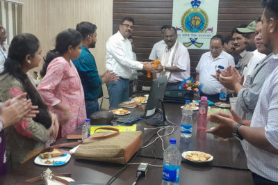 सहायक अभियंता कामना सिंह यादव को सेवानिवृत्त होने पर निगम में दी गई बिदाई